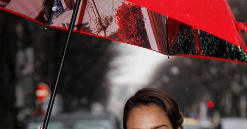 Ok_12113_photo jessica alba red umbrella paris.jpg