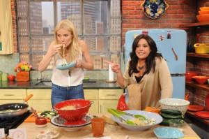 2011__04__Gwyneth_Paltrow_Rachel_Ray_April19_612 300×199.jpg