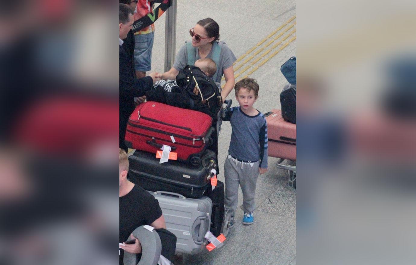 Natalie portman juggling coffee baby snack 4