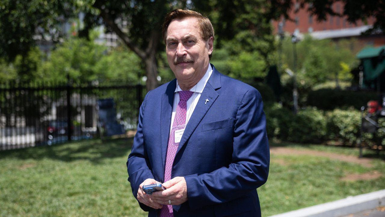 Photo of Mike Lindell planned to send 'observers' to oversee the recount process.