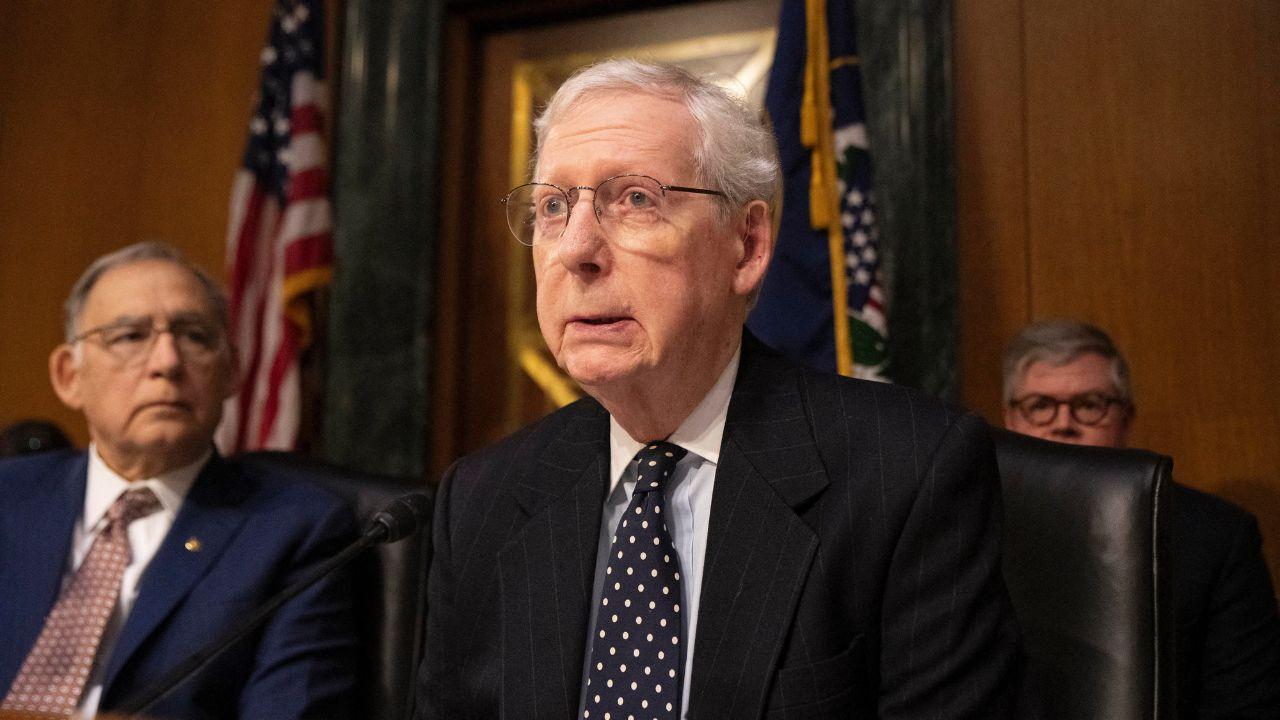 Image of John Hoeven initially told Mitch McConnell to vote ‘no’ before clarifying the measure.