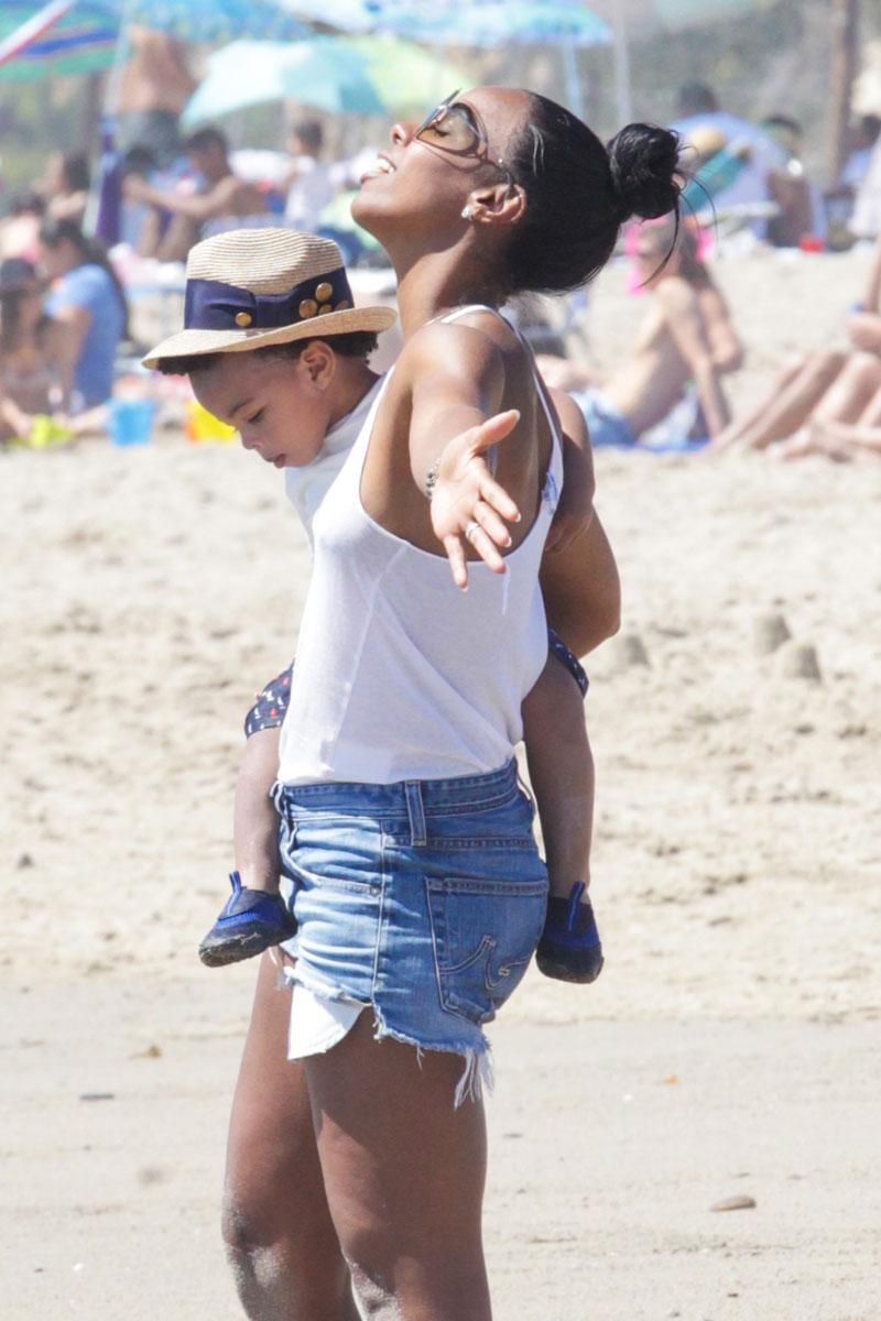 Kelly rowland son titan beach day 05