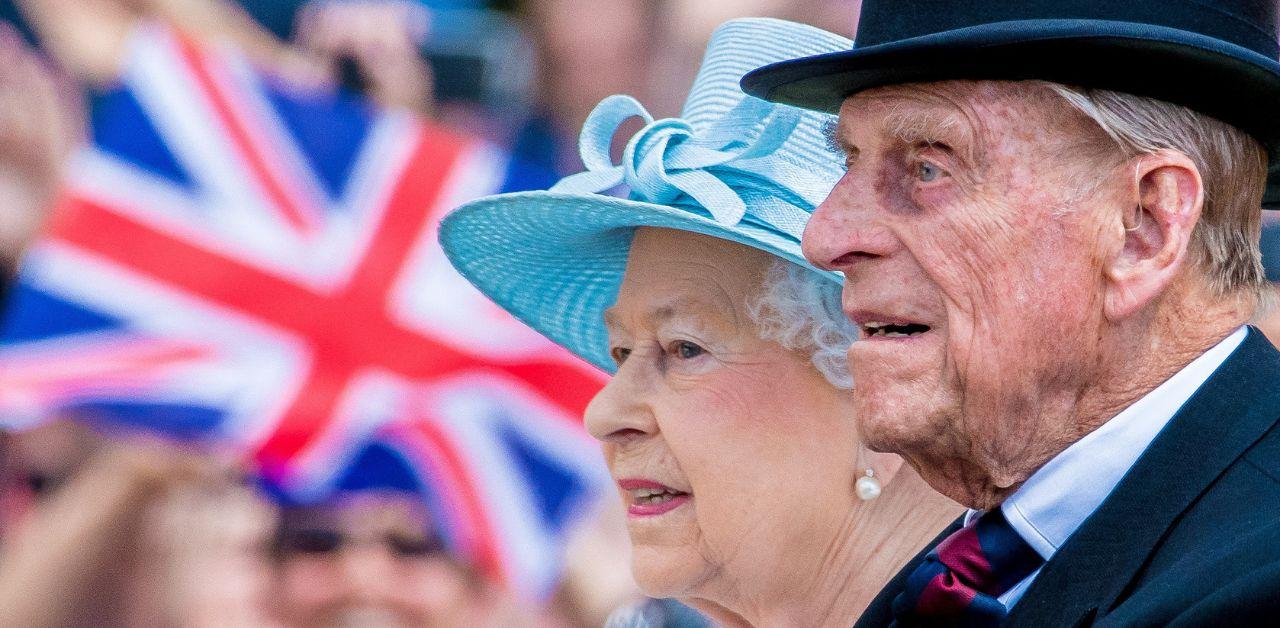 queen elizabeth new statue called horrendous looks mrs doubtfire