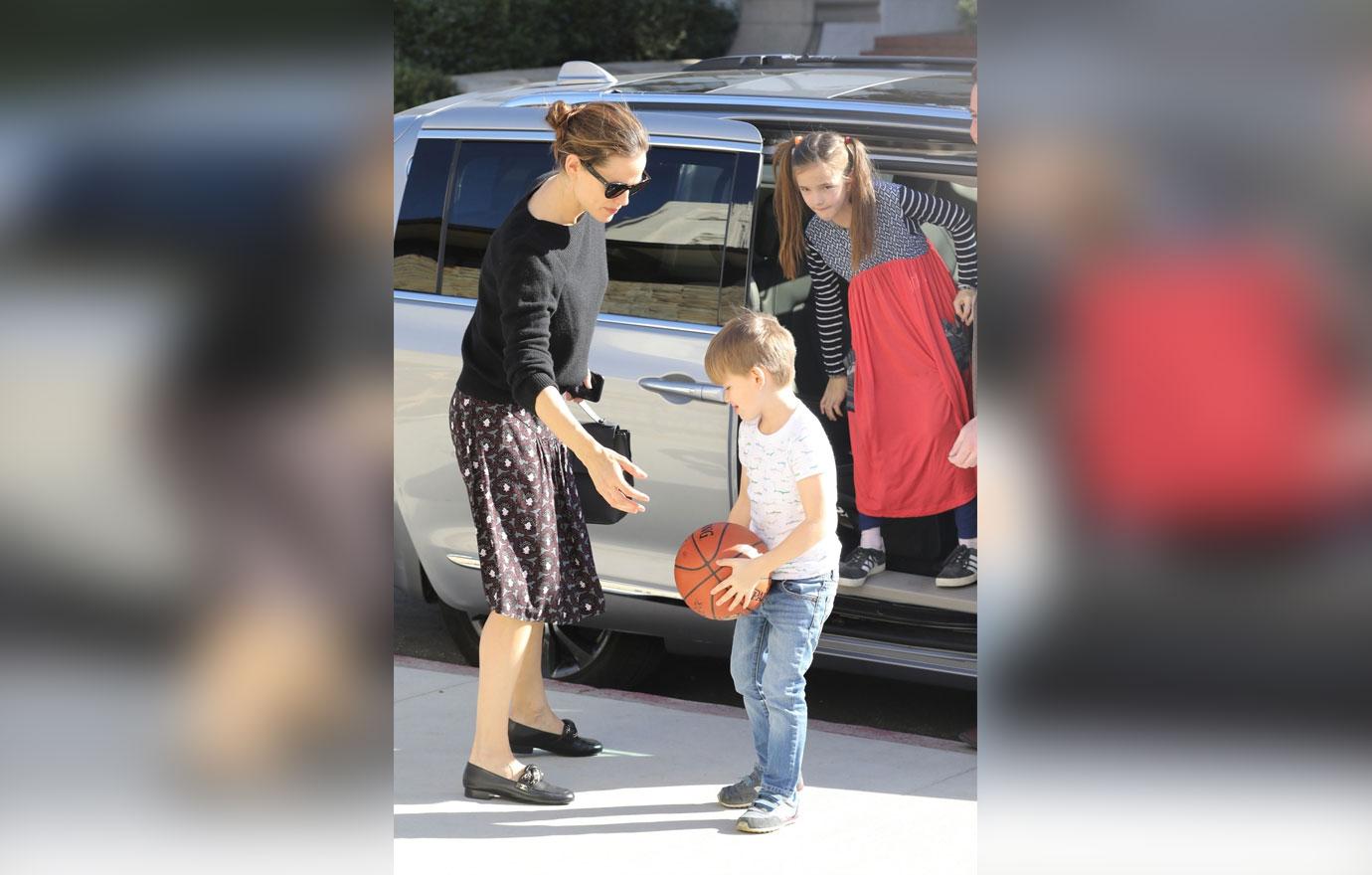 jennifer garner ben affleck reunite sunday church pics 05