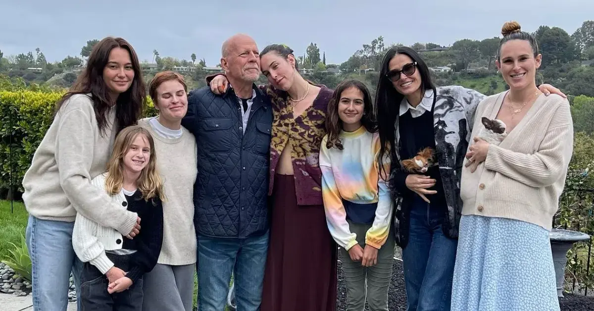 Photo of the Willis clan with Demi Moore