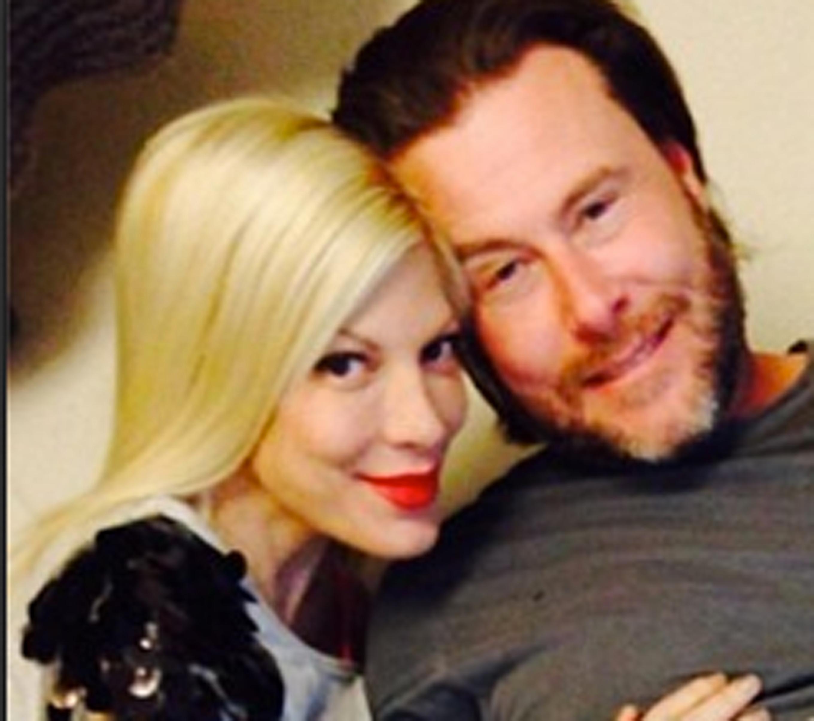 Tori Spelling and Dean McDermott Debut Their Family Holiday Card! Are