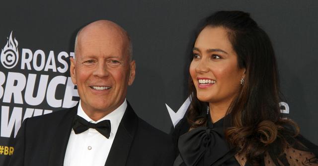 Bruce Willis, Emma Heming's Daughters Decorate Christmas Tree: Photos