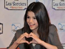 2010__03__Selena_Gomez_March31_main 225&#215;170.jpg