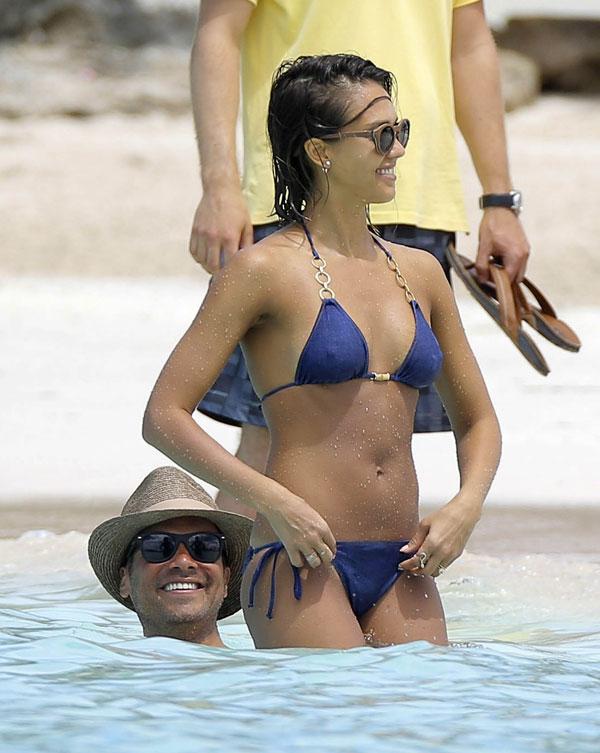 Jessica Alba Flaunts Amazing Bikini Body On Spring Break With Her Husband  And Daughters