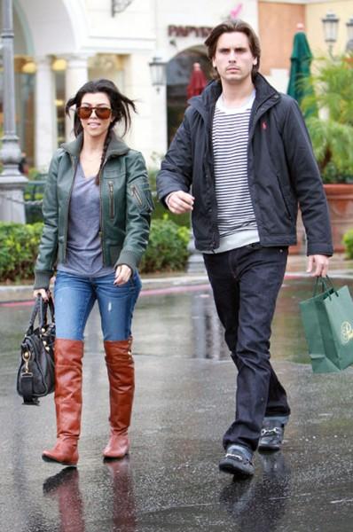 2010__12__Kourtney_Kardashian_Scott_Disick_Dec28news 398&#215;600.jpg