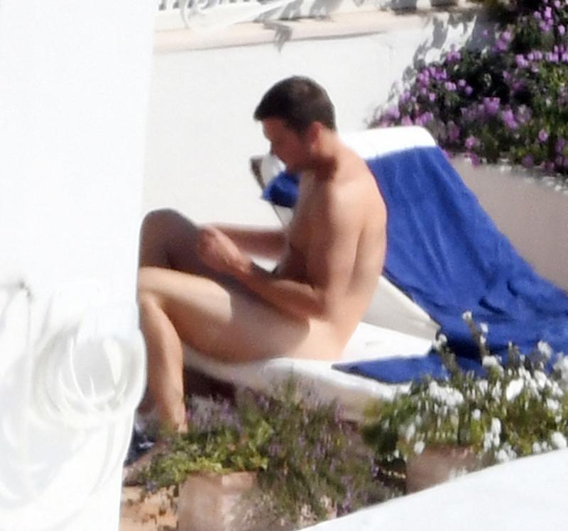 *PREMIUM EXCLUSIVE* Tom Brady gets a little CHEEKY while on vacation with Gisele B√ºndchen