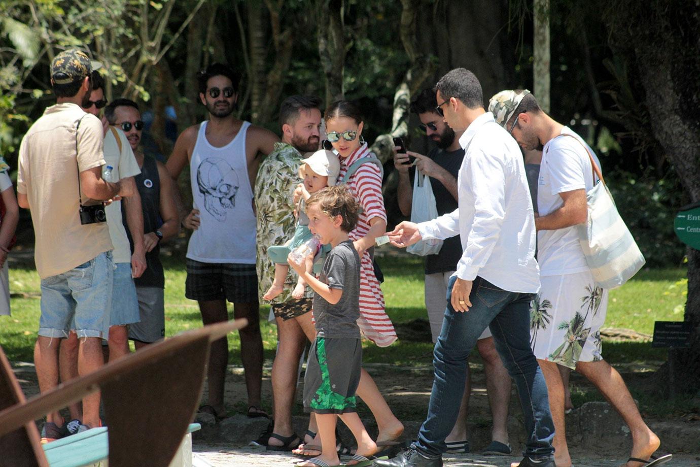 *EXCLUSIVE* Natalie Portman visits Parque Lage with her family