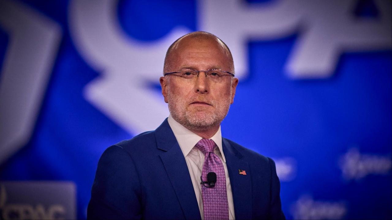 Brendan Carr at a conservative event.