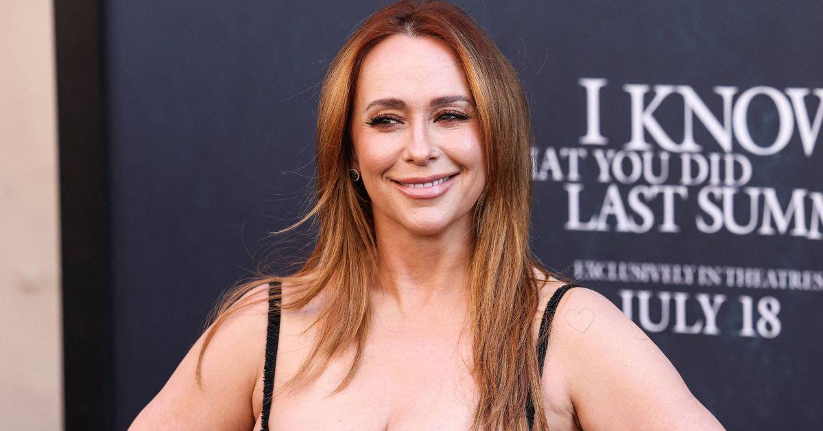 image of Jennifer Love Hewitt defended pregnant Anne Hathaway after the actress faced harsh comments about her appearance.
