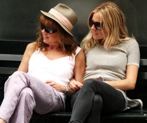 2010__05__sienna_miller_may3_150main 300×251.jpg