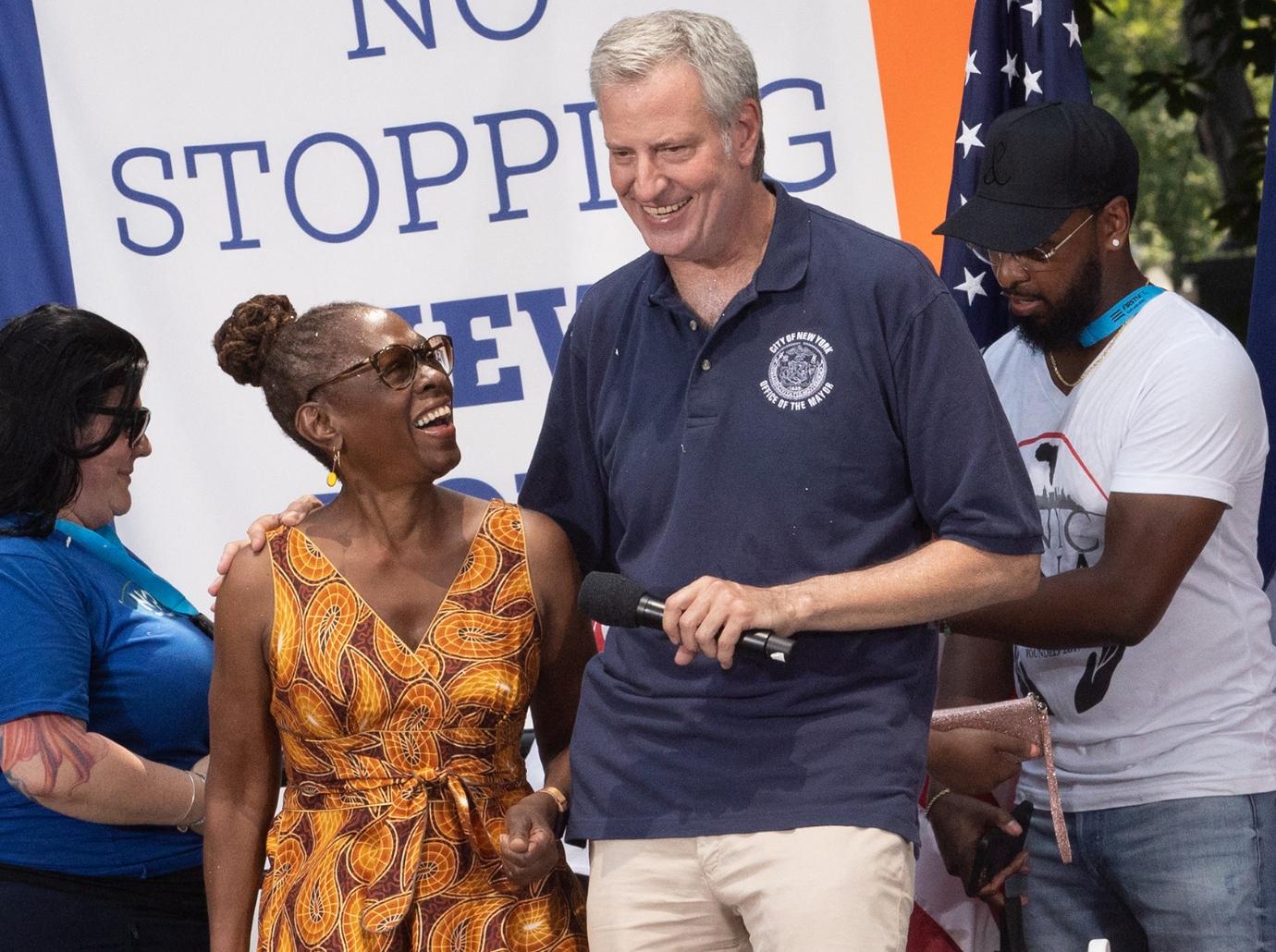 NYC Mayor Bill de Blasio, while wearing a NY Knicks hat, calls out