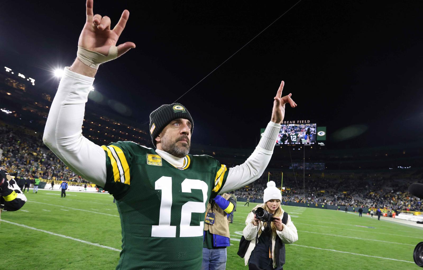 Aaron Rodgers Drinks With Friends After Isolated Darkness Retreat