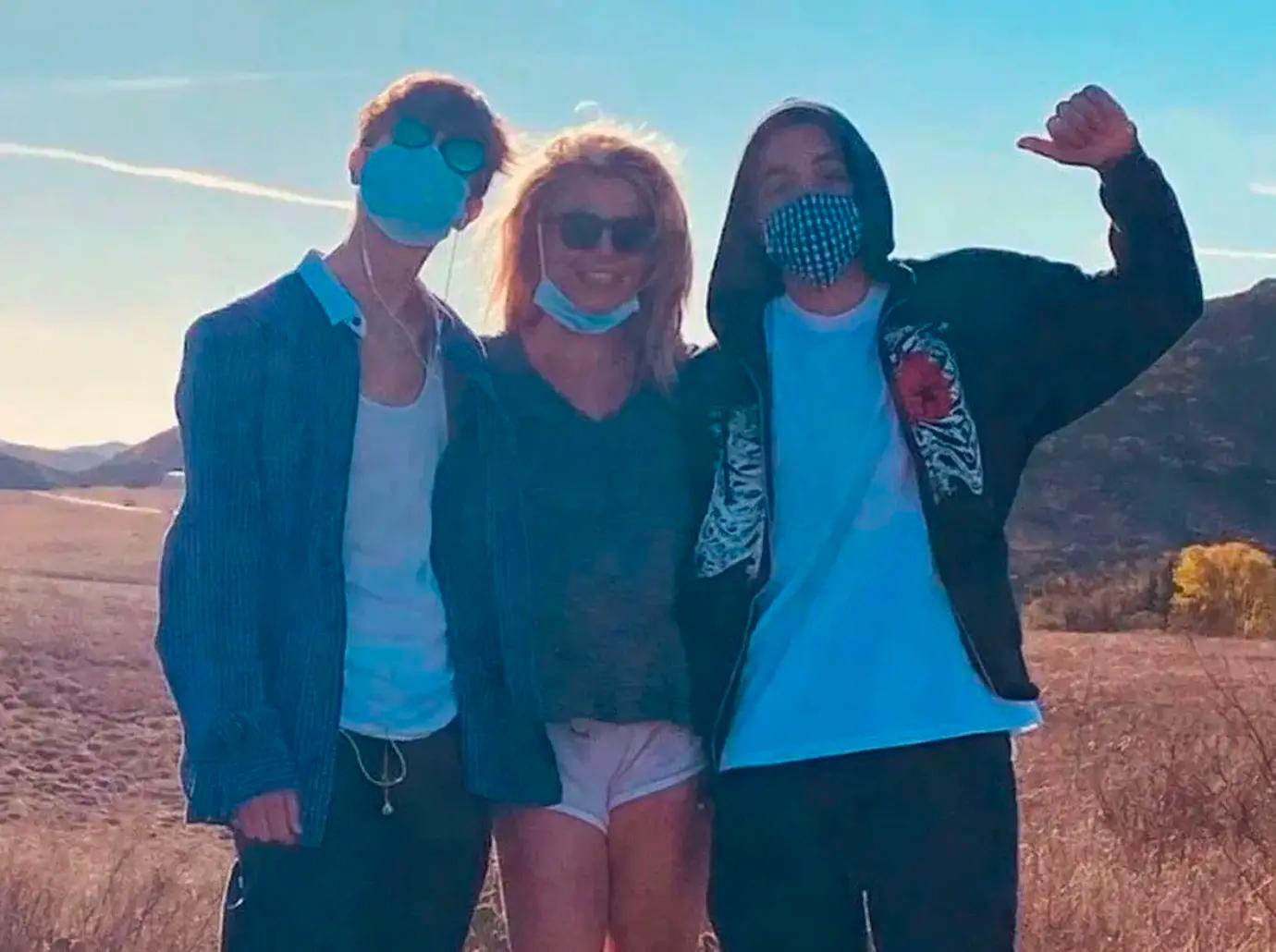Britney Spears Fans Call Her Estranged Sons Brats Before Hawaii Move image