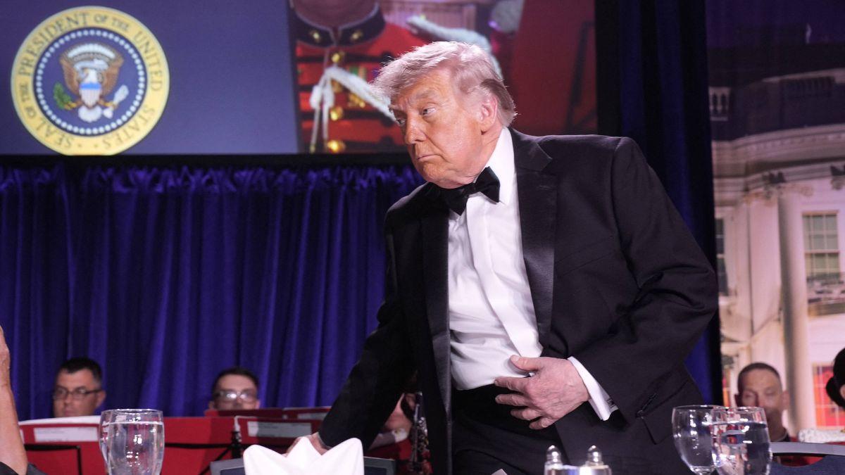 Image of Doanld Trump appeared to fall while being evacuated out of the White House Correspondents' Dinner.