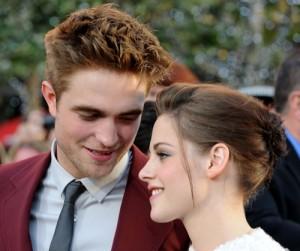 2011__04__Robert_Pattinson_Kristen_Stewart_April15newsnea 300×259.jpg