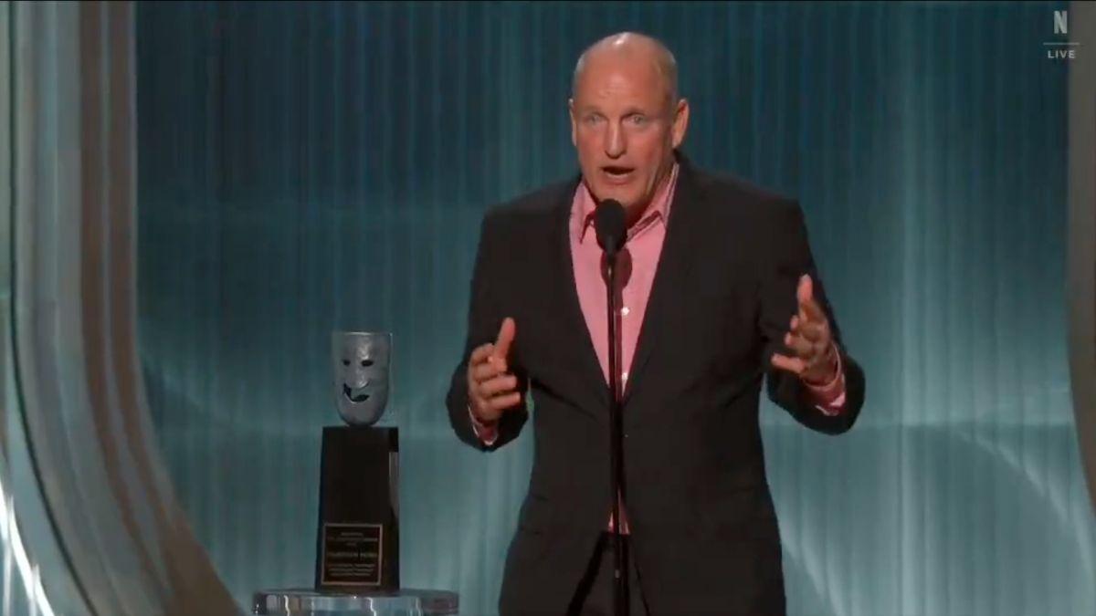 image of The crowd stayed quiet as Harrelson's opening jokes fell flat.