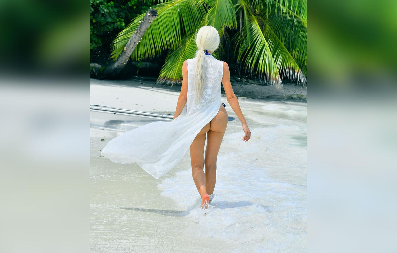 EXCLUSIVE: Farrah Abraham takes a &#8216;sexy&#8217; walk on the beach before kayaking  in Maldives