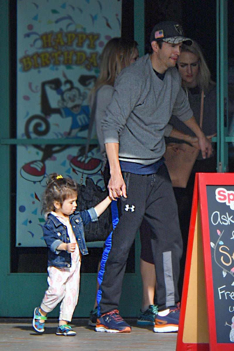 Ashton kutcher daddy daughter day wyatt mila kunis family newborn kids 03