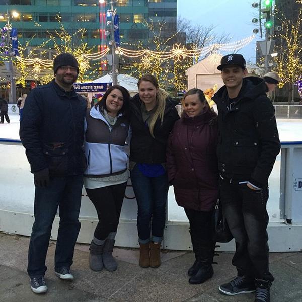 Ready for Christmas! Catelynn Lowell and Tyler Baltierra Give Us a Peek(02)