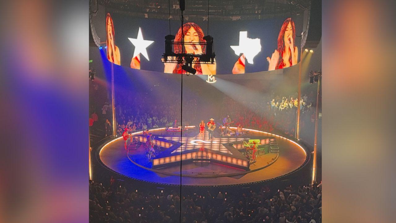 Image of Kacey Musgraves performed on an illuminated star-shaped stage.