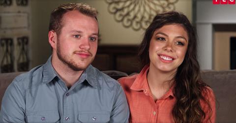 Josiah duggar wife lauren pregnancy rumors hides stomach pp