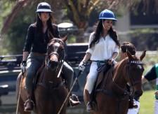 2010__03__Kourtney_Khloe_Kardashian_March15_93 225×163.jpg