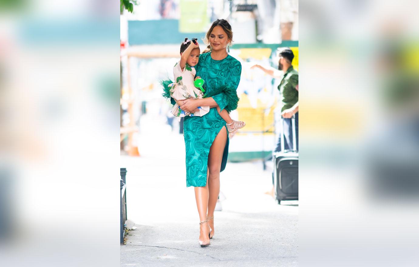 Chrissy-Teigen-Mom-Steals-Outfit