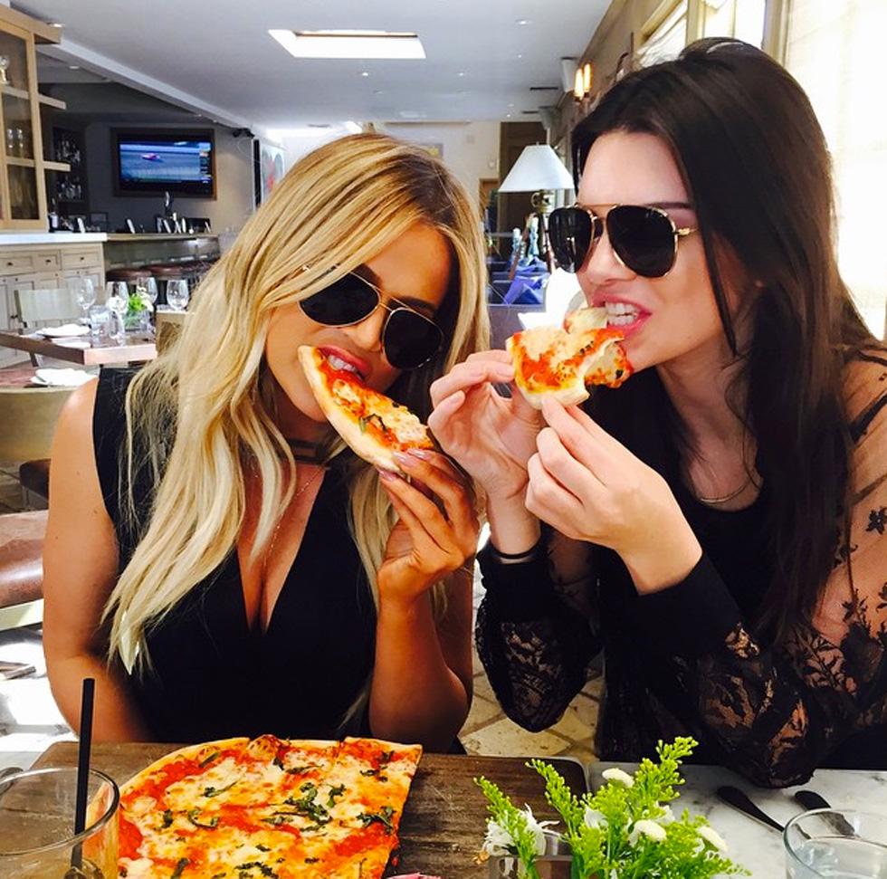 Khloe kendall pizza party instagram