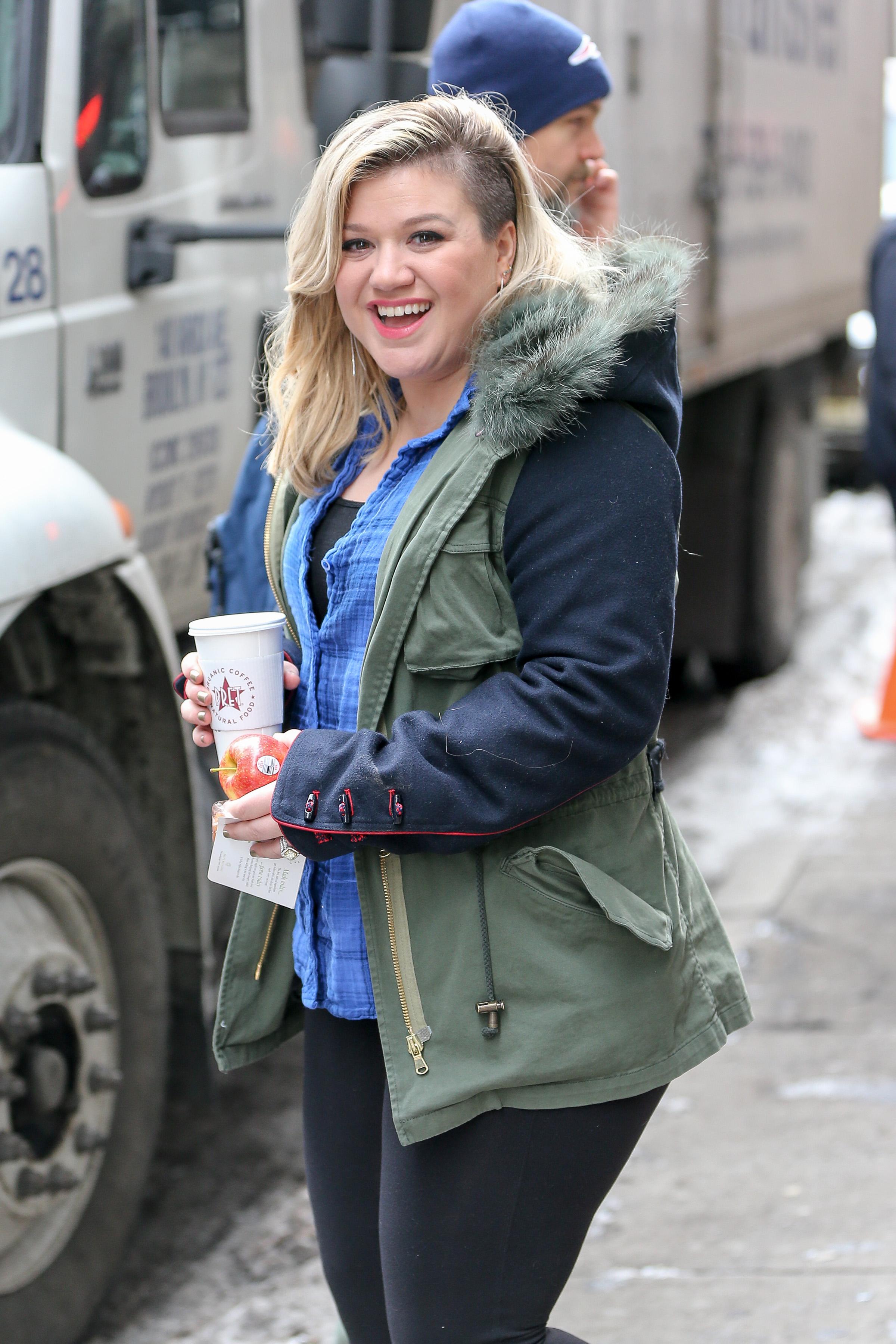 Kelly Clarkson grabs a bite on the go from Pret a Manger in New York City