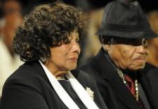 2009__09__full_michael_jackson_funeral_006_wenn5346399 225&#215;156.jpg