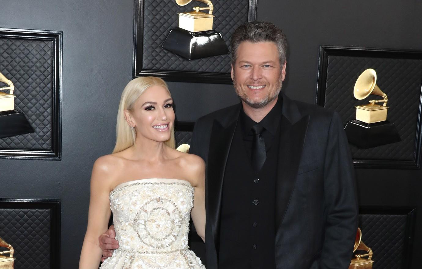 gwen stefani selfie blake shelton the voice set