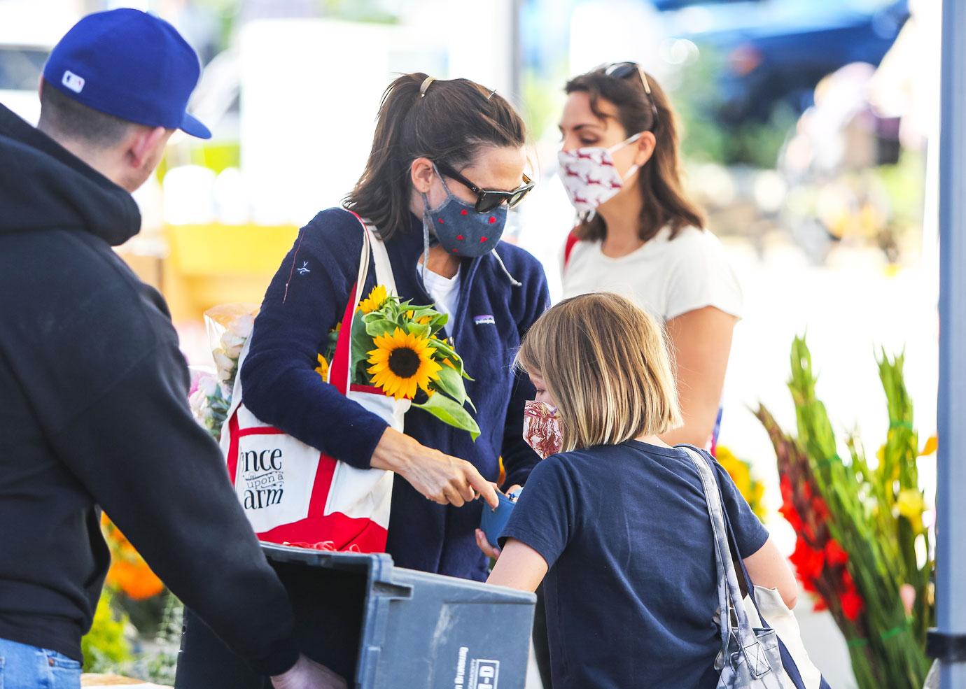 jennifer garner shopping at farmers market