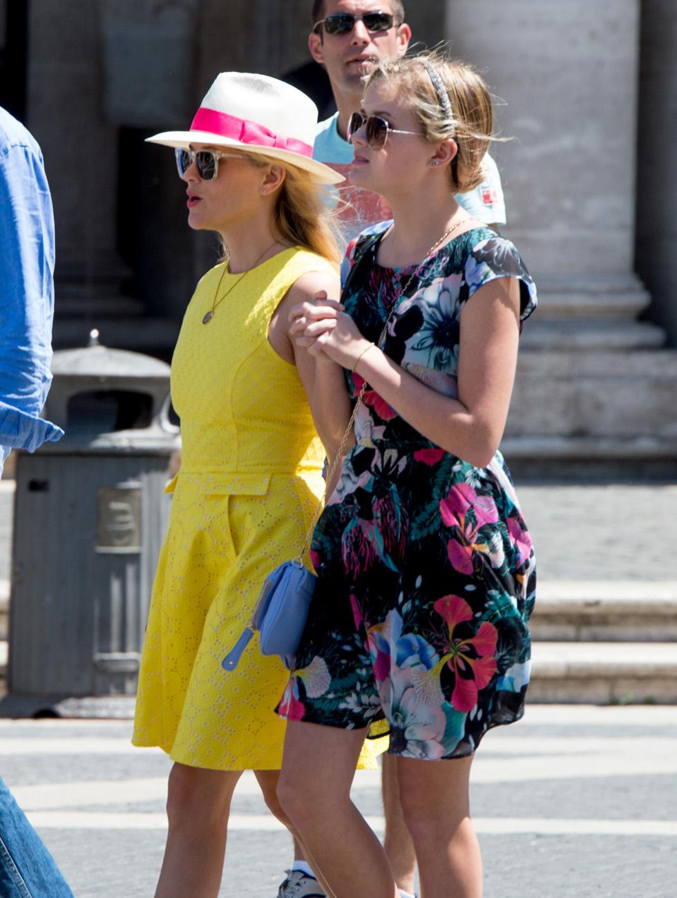 Reese Witherspoon Tours Rome With Ava &amp; Mother