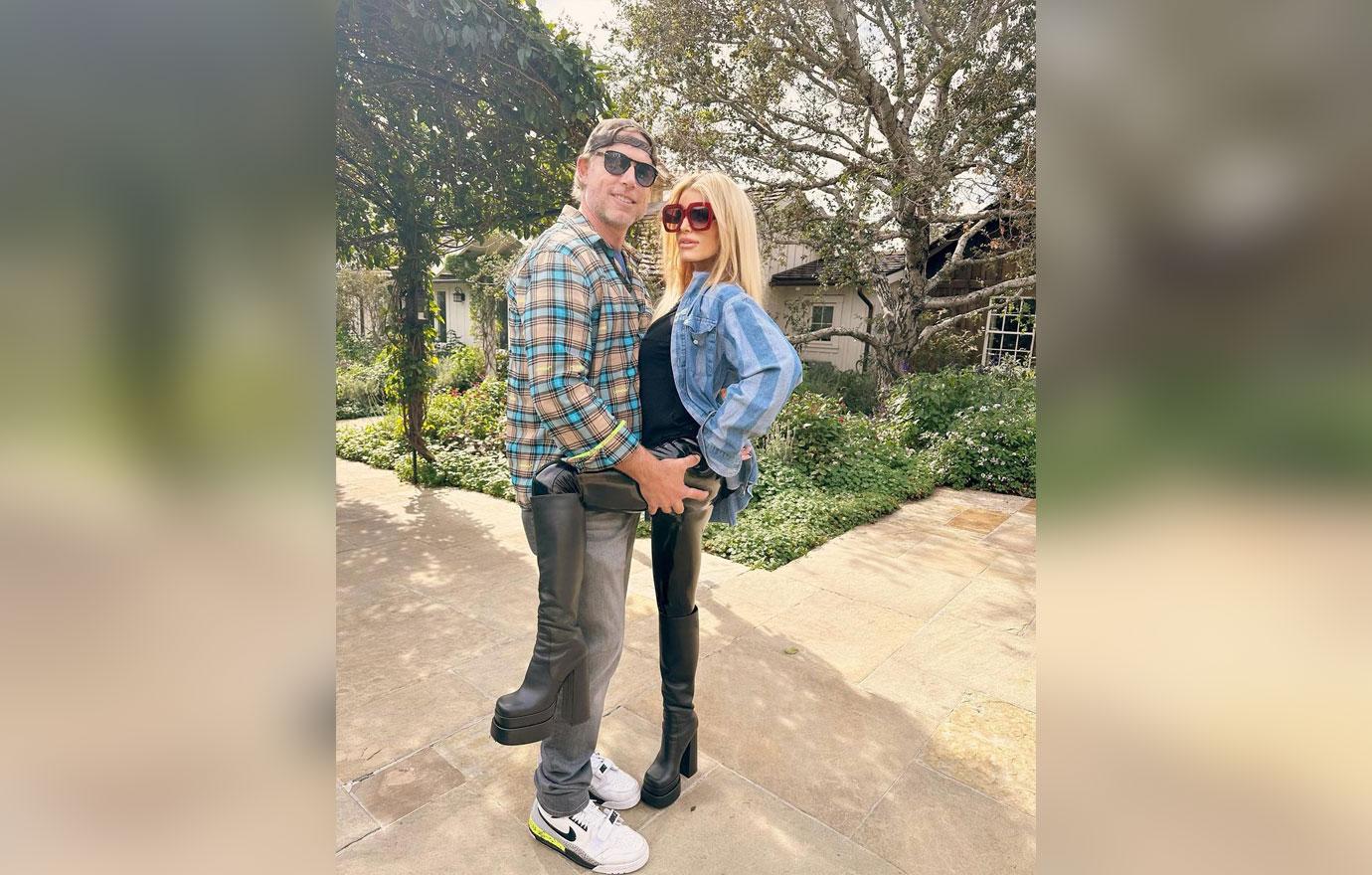 jessica simpson husband eric johnson pack on the pda