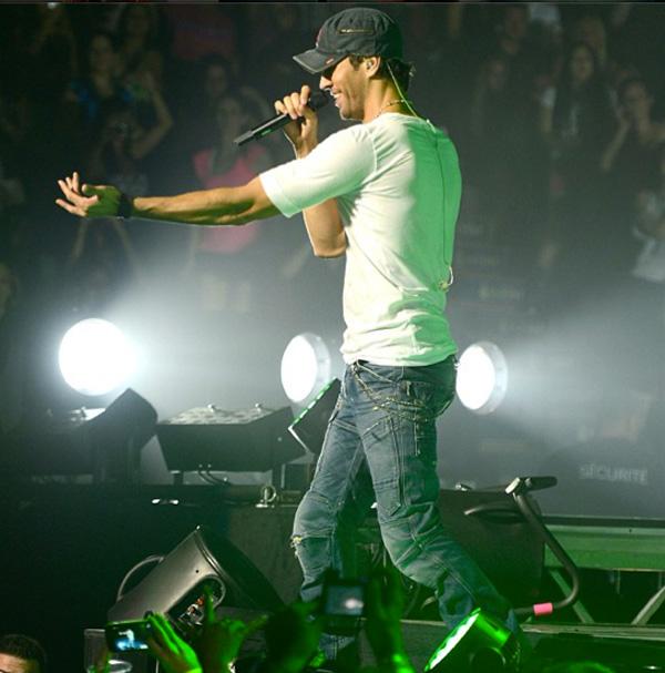 Enrique Iglesias Performs Instagram