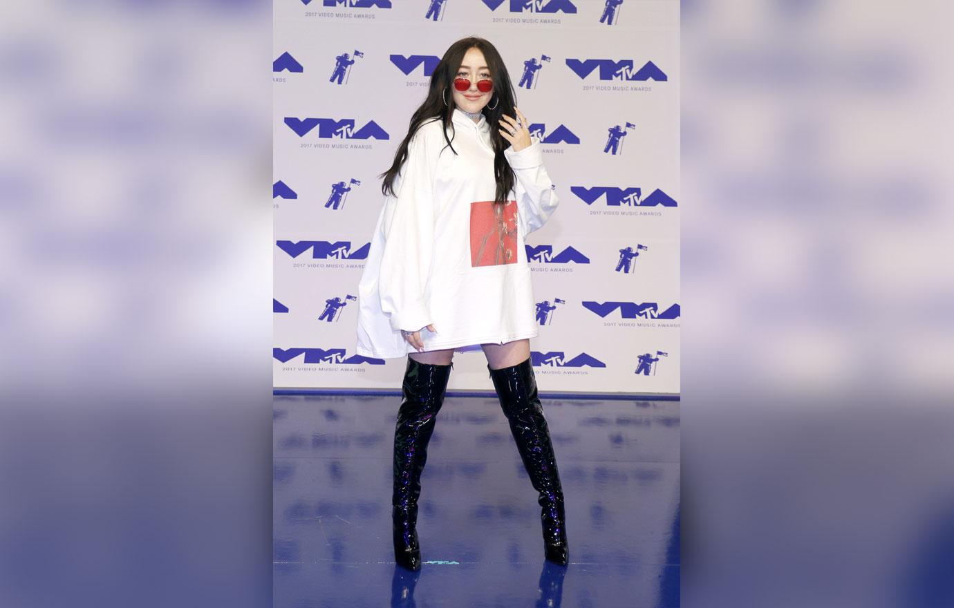 noah cyrus on vma carpet