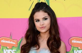 Selena gomez3 teaser_319x206.jpg