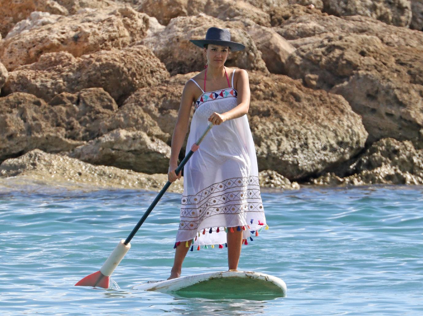 jessica alba paddleboarding