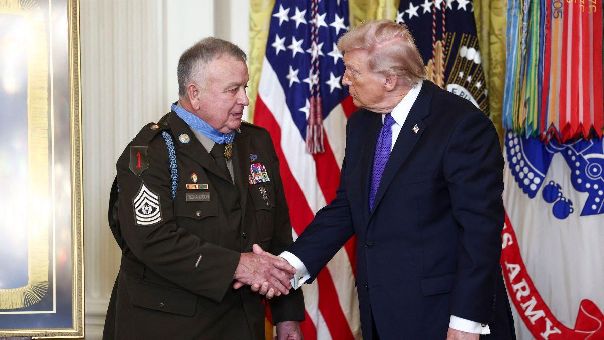 Photo of One social media user joked that the ribbon looked like a 'dog collar.'