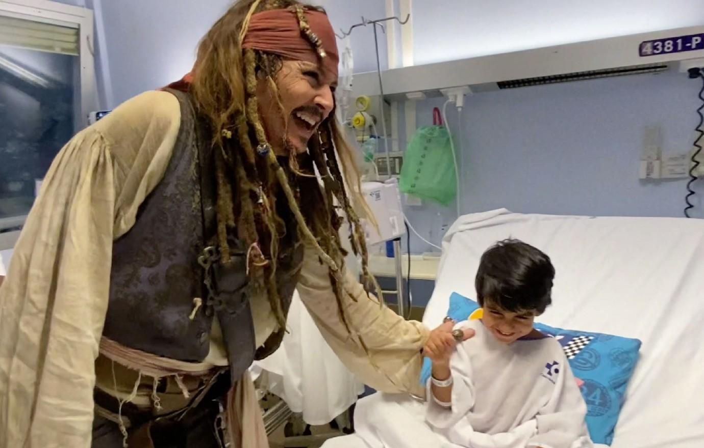 johnny depp dresses jack sparrow sick children hospital spain photos