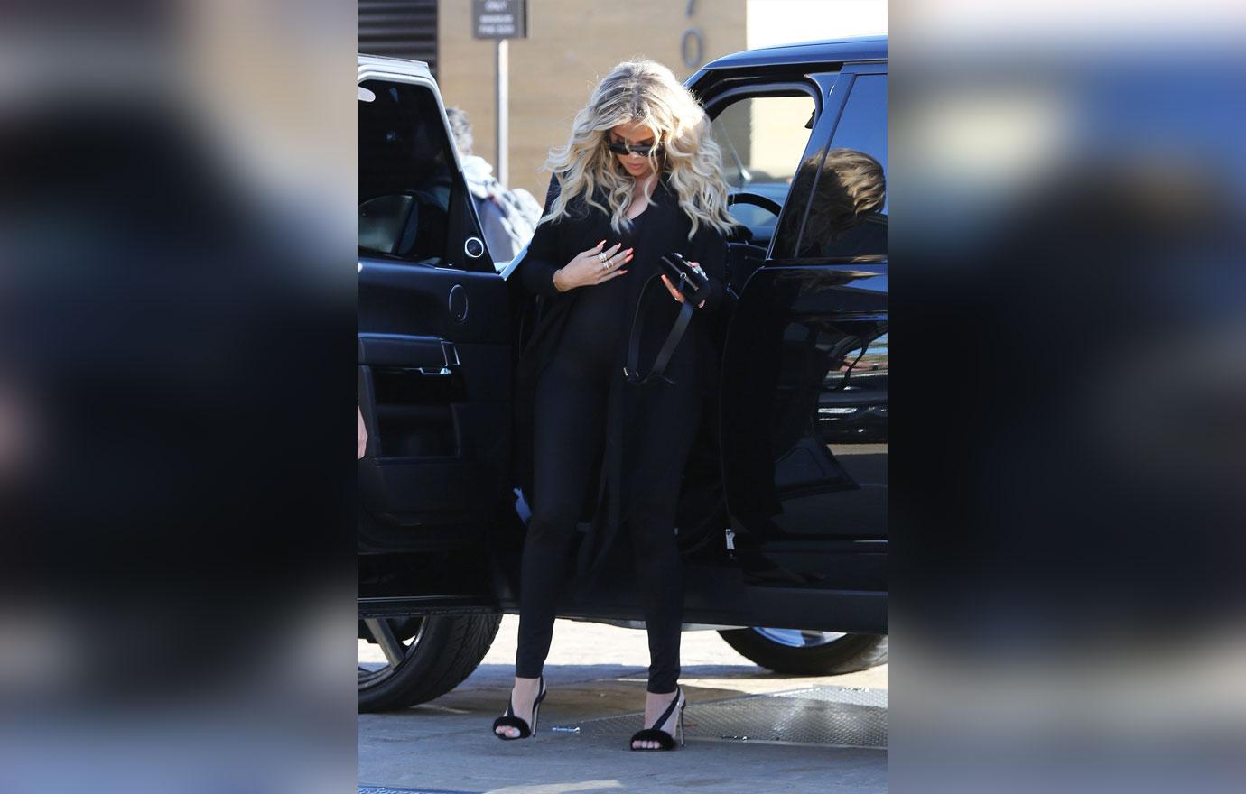 Khloe kardashian cradling baby bump