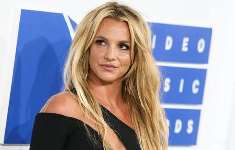 britney spears loves make people uncomfortable bizarre behavior