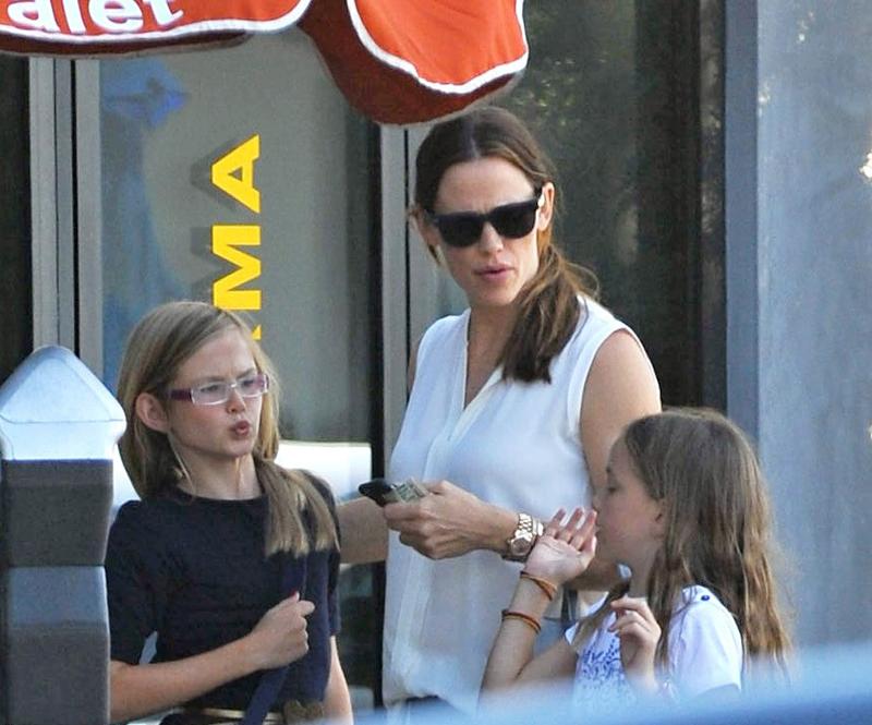 Jennifer Garner lets look a like daughter Violet Affleck wear lipstick in public