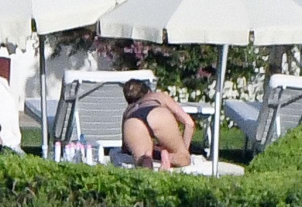 jennifer aniston baby bump bikini topless