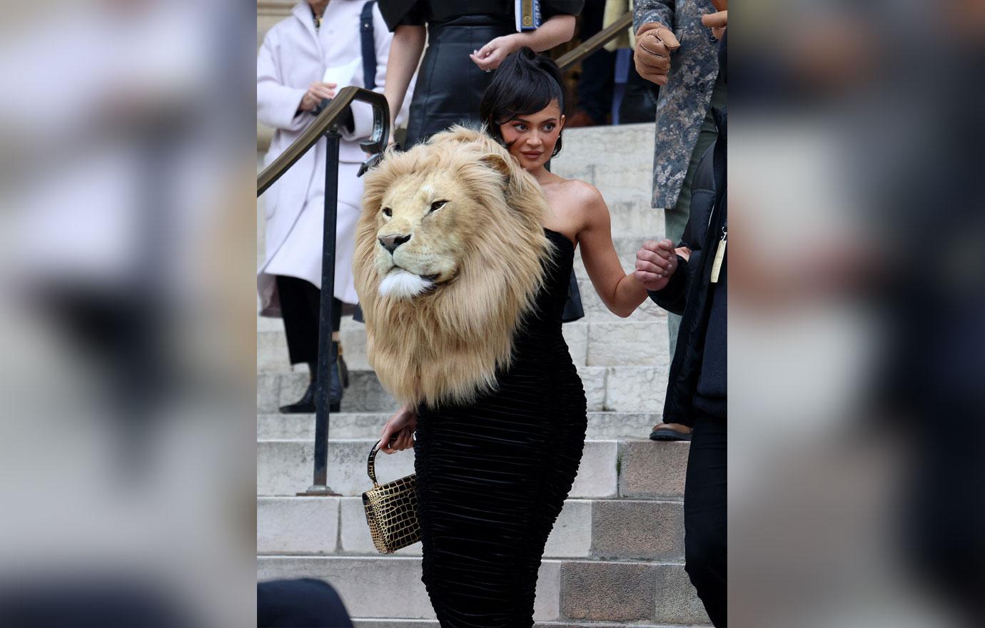 kylie jenner slammed for disturbing lions head gown